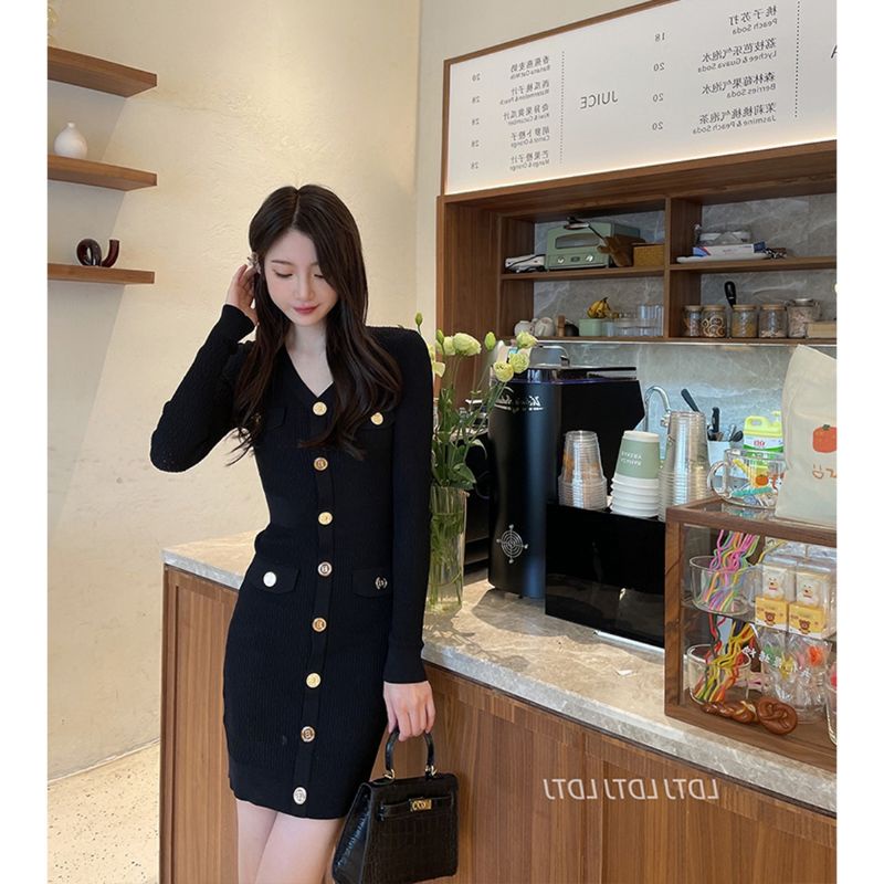 Đầm len body cổ V đính nút