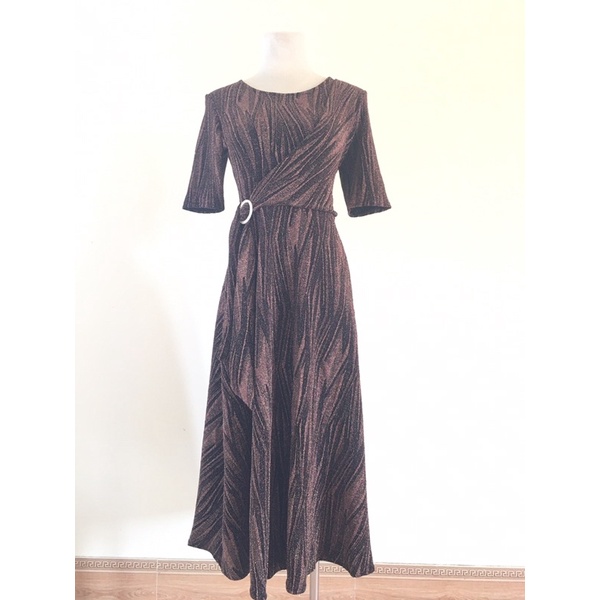 Đầm vạt chéo nơ eo che bụng trung niên màu nâu kim tuyến dáng maxi