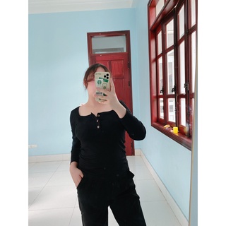 Áo thun cổ vuông nút gỗ