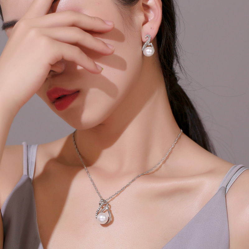 Set dây chuyền và hoa tai trang trí ngọc trai sành điệu