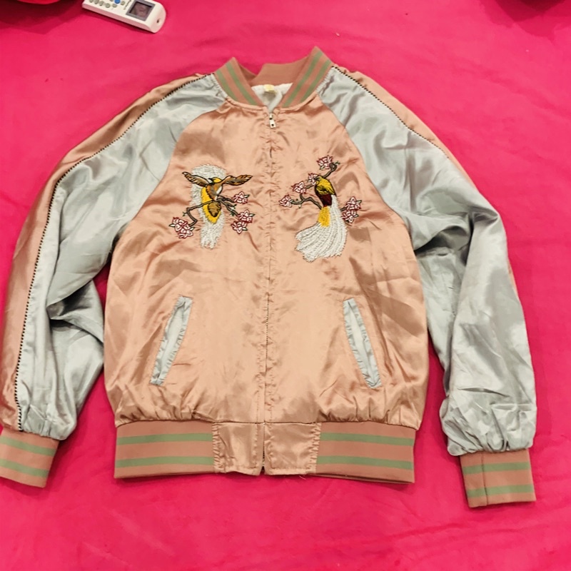 áo bomber thêu size m mỏng hồng cam