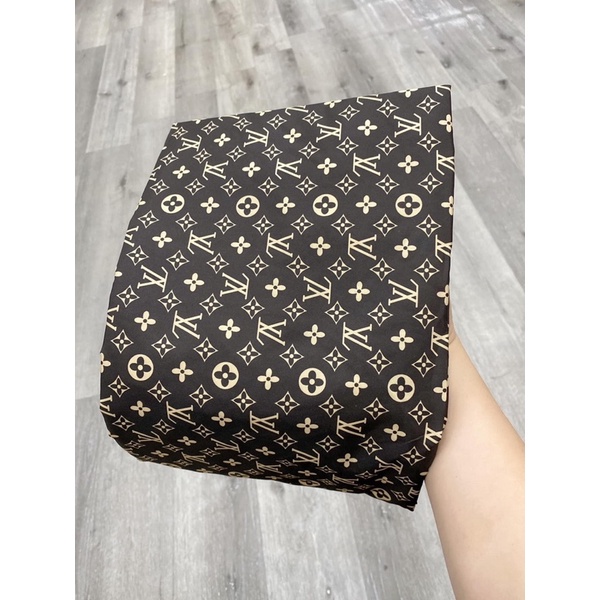 Áo choàng cắt tóc logo L.V khổ to 140 x 120 cm vải đẹp