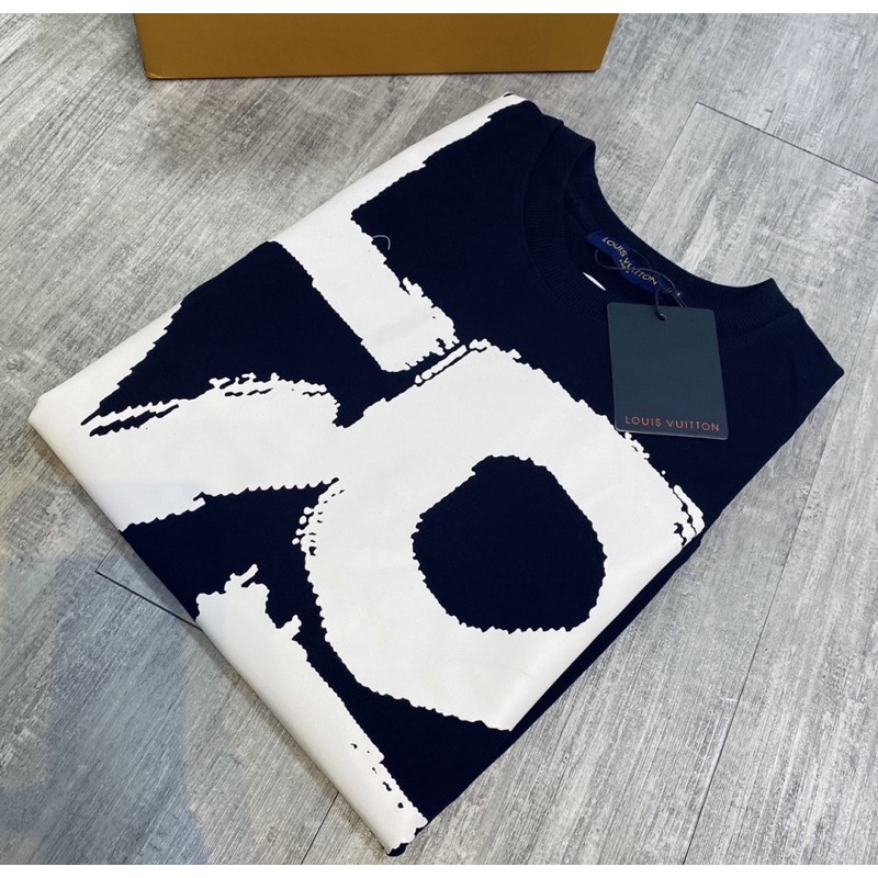 Áo nỉ dài tay LV có hoạ tiết hai mầu trắng đen, Áo thu đông thời trang phong cách hàn quốc btshop từ 45 đến 75 kg.