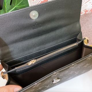 Cluth cầm tay + dây xích đeo