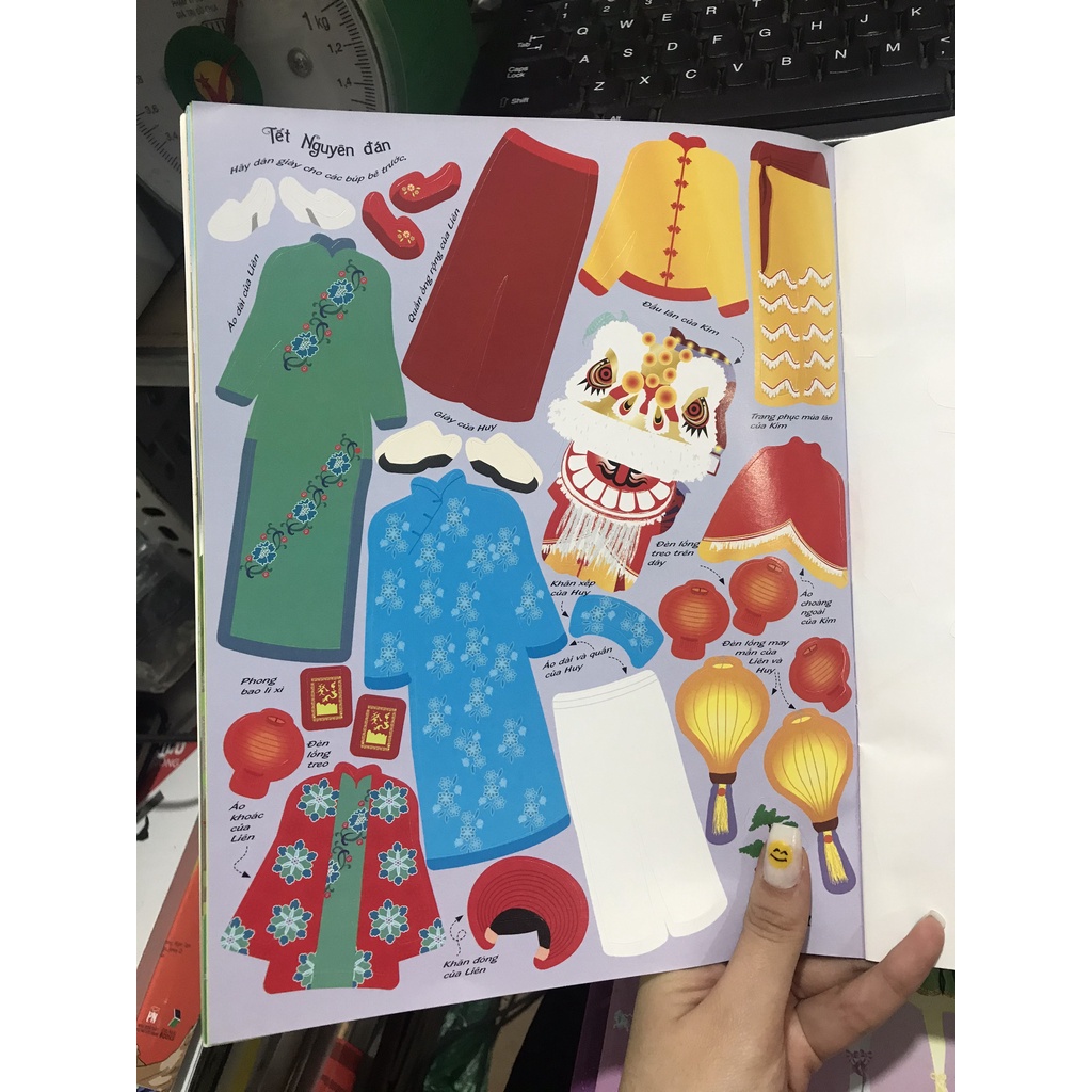 Sách - Sticker Dolly Dressing : dán hình sáng tạo trang phục búp bê : Trang phục các nước 2 ( Đinh Tị )