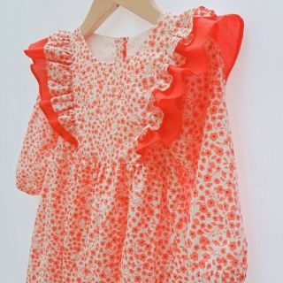 Váy cánh tiên hoa nhỉ đỏ.