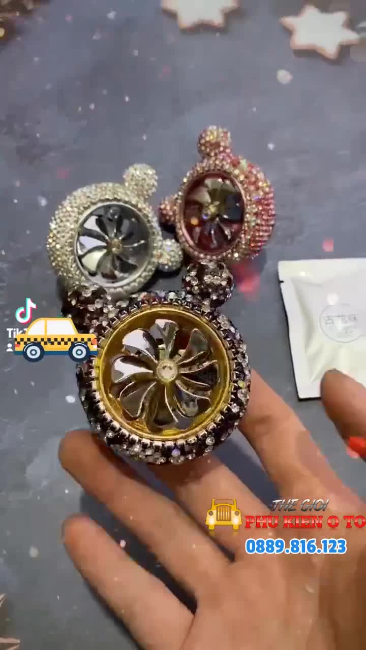 Quạt Cài Cửa Gió Điều Hoà Oto Nước Hoa Sáp Thơm Hình Gấu Siêu Xinh 🎀 | BigBuy360 - bigbuy360.vn