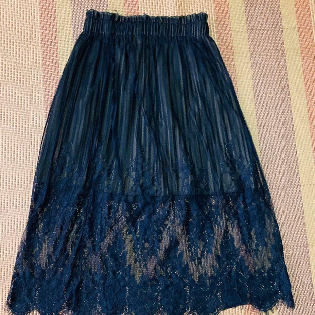 Set chân váy ren và áo trễ vai