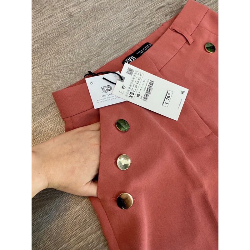 Quần shorts đính cúc