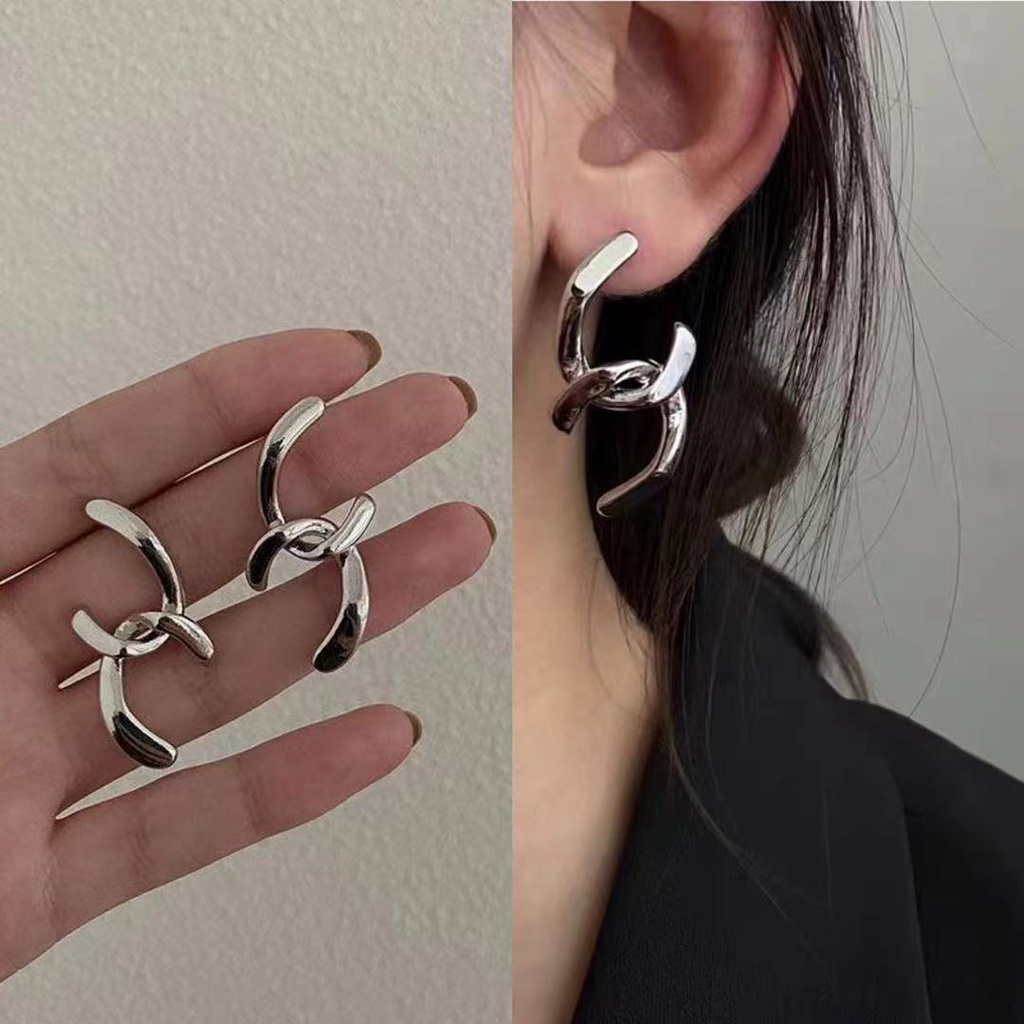 Khuyên Tai Chữ C Đôi Phối Kiểu Cách Thời Trang Độc Đáo