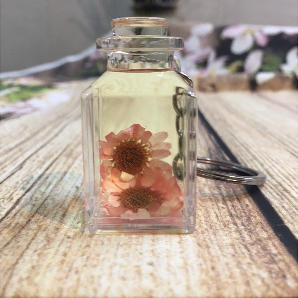 Móc khoá nước chảy kim tuyến hoa cúc Sakura Shop