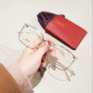 Kính cận trắng trong veo