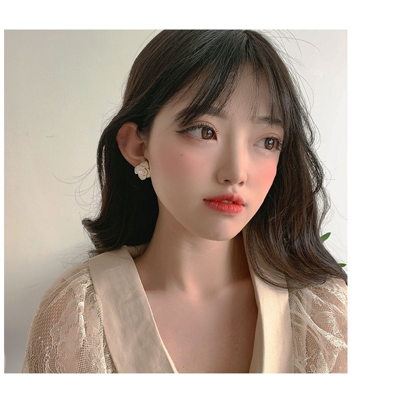 Khuyên tai mặt hình hoa trà đính ngọc trai nhân tạo thời trang Hàn Quốc