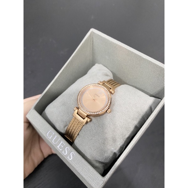 Đồng hồ nữ Guess - mua sale tại các nước - dây kim loại màu vàng - ảnh chụp tại shop.