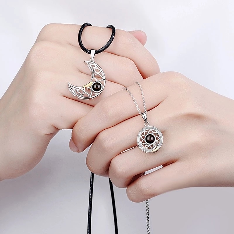 Set 2 Vòng cổ Mặt Trăng Và Mặt Trời Có Gắn 100 Ngôn Ngữ Thời Trang Cho Cặp Đôi