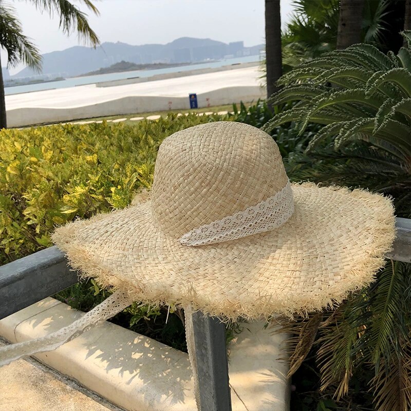 Mũ cói đi biển - RAFFIA Straw mềm - vành rộng viền tua - thắt dây ren trắng (Quảng Châu loại 1)