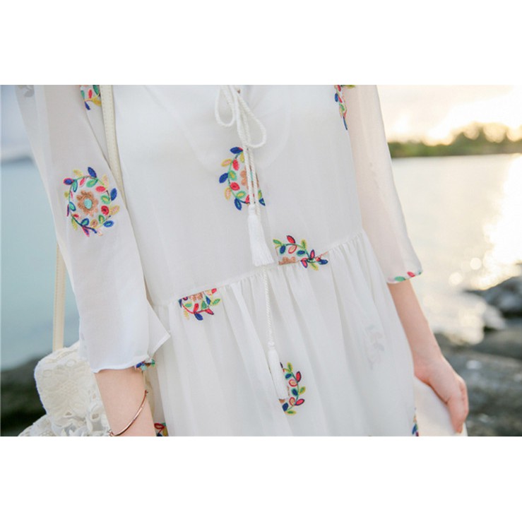 Váy trắng thêu hoa babydoll