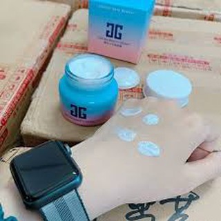 Kem hoa anh đào Sakura beauty cream.