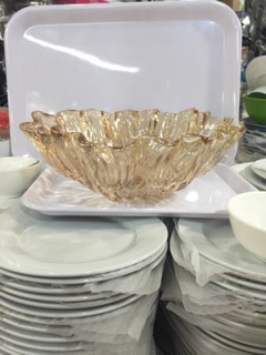 Bát thả hoa vàng và trắng