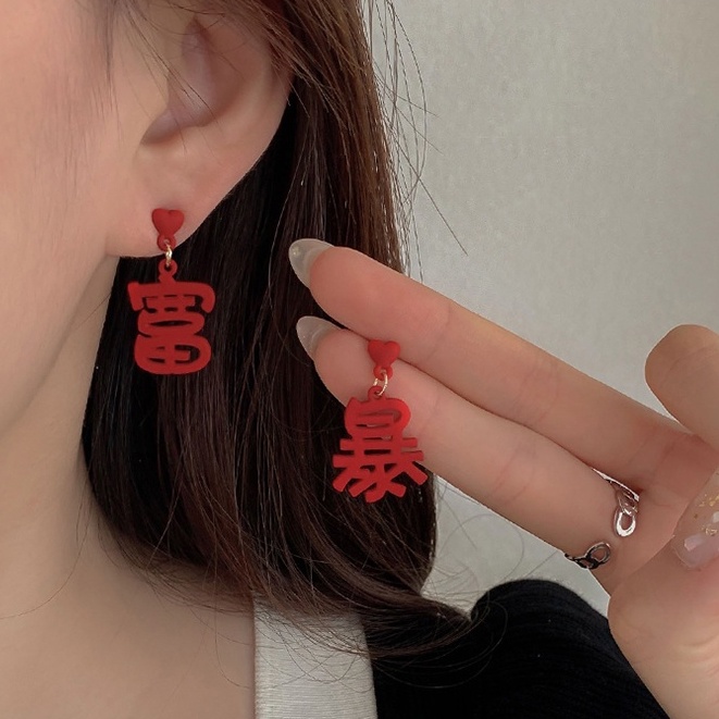 Khuyên tai đính quả bông màu đỏ phong cách giáng sinh