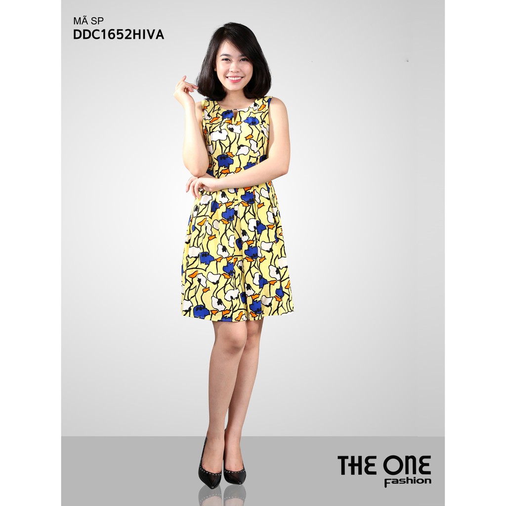 Đầm 2 lớp sát nách vải Hàn Quốc hình nền vàng dáng xòe xếp li cổ xẻ V The One Fashion DDC1652HIVA