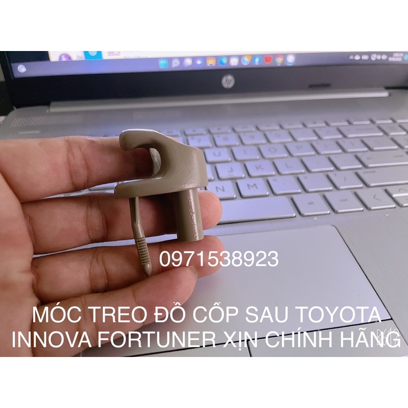 MÓC TREO ĐỒ CỐP SAU TOYOTA INNOVA FORTUNER 2006-2016 XỊN CHÍNH HÃNG 64725-0K010-A0