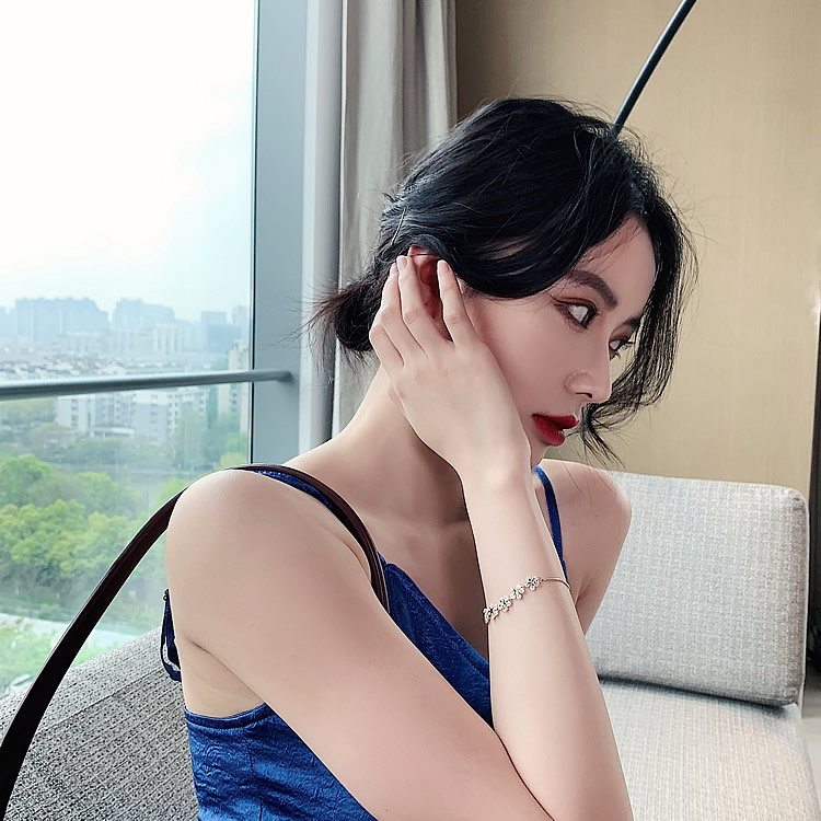 Vòng tay đính đá hình hoa sang trọng cho nữ