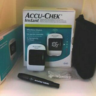 Máy đo đường huyết Accu- check Instant tặng hộp que thử 25 test