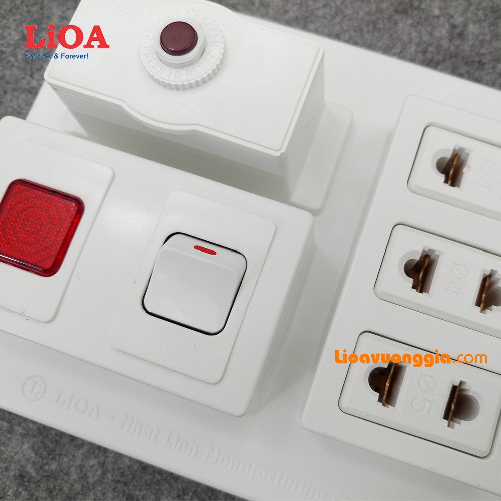 Bảng điện nổi LiOA 15A có 3 ổ cắm 2 chấu 1 công tắc 1 đèn báo màu đỏ
