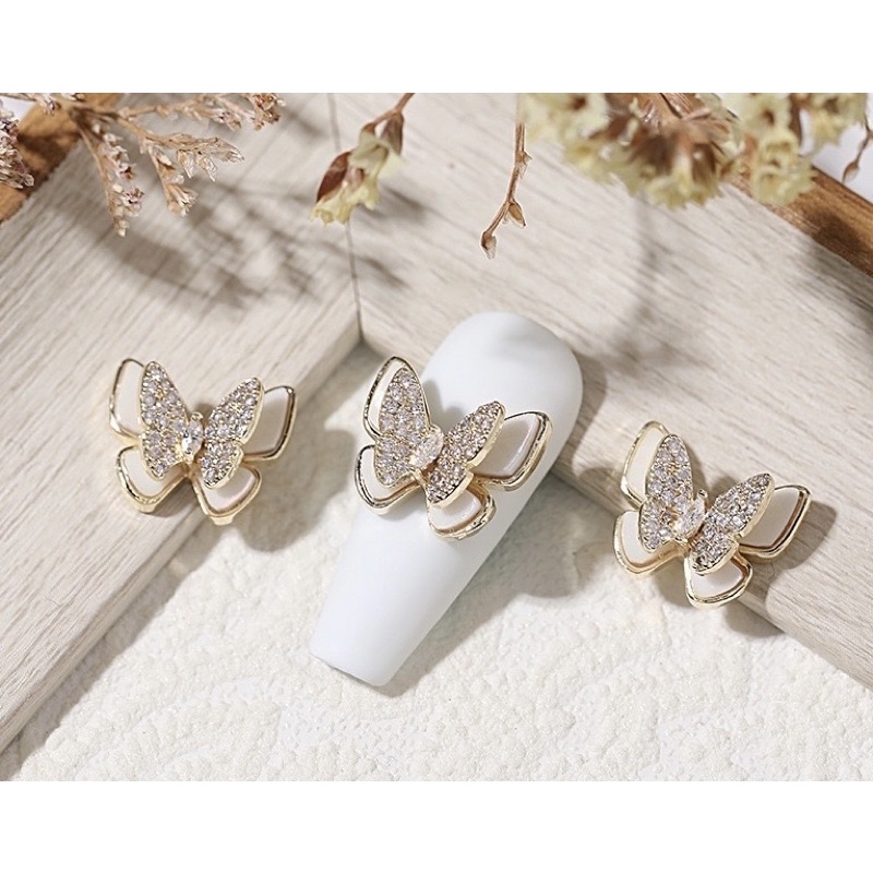 Cham b ướm gắn móng nail