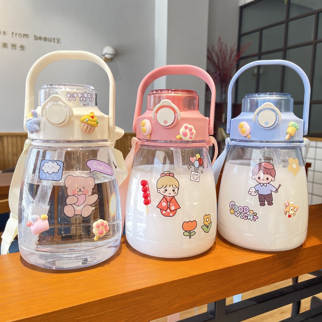 Bình Nước 1300ml Kèm Dây Đeo Và Sticker Đáng Yêu , Tiện Lợi