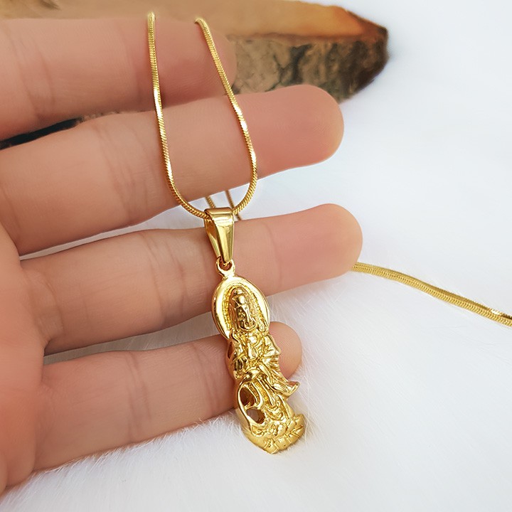 Dây chuyền nhỏ có mặt tượng bồ tát.