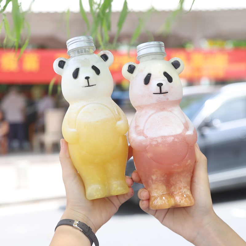 Chai nhựa gấu Pooh bụng bự đựng trà sữa, nước ép hoa quả, cafe 800ml có nắp đậy bằng nhôm và dây đeo, mũ len