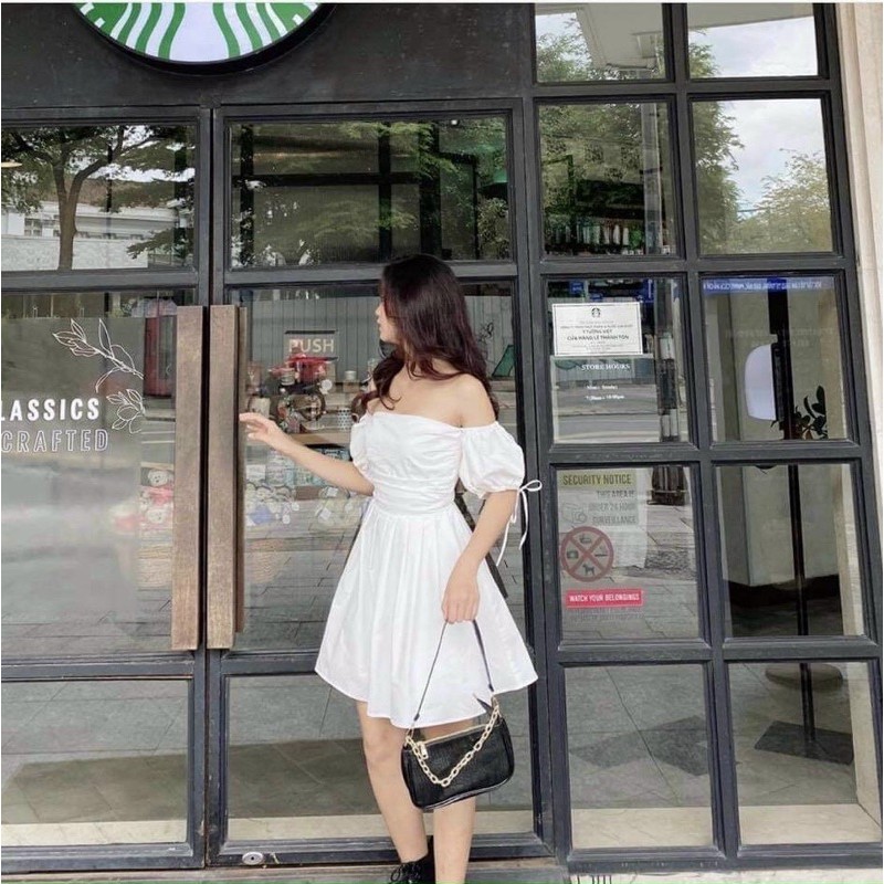 Đầm trắng xoè mặc được 2 kiểu xếp ly trước ngực