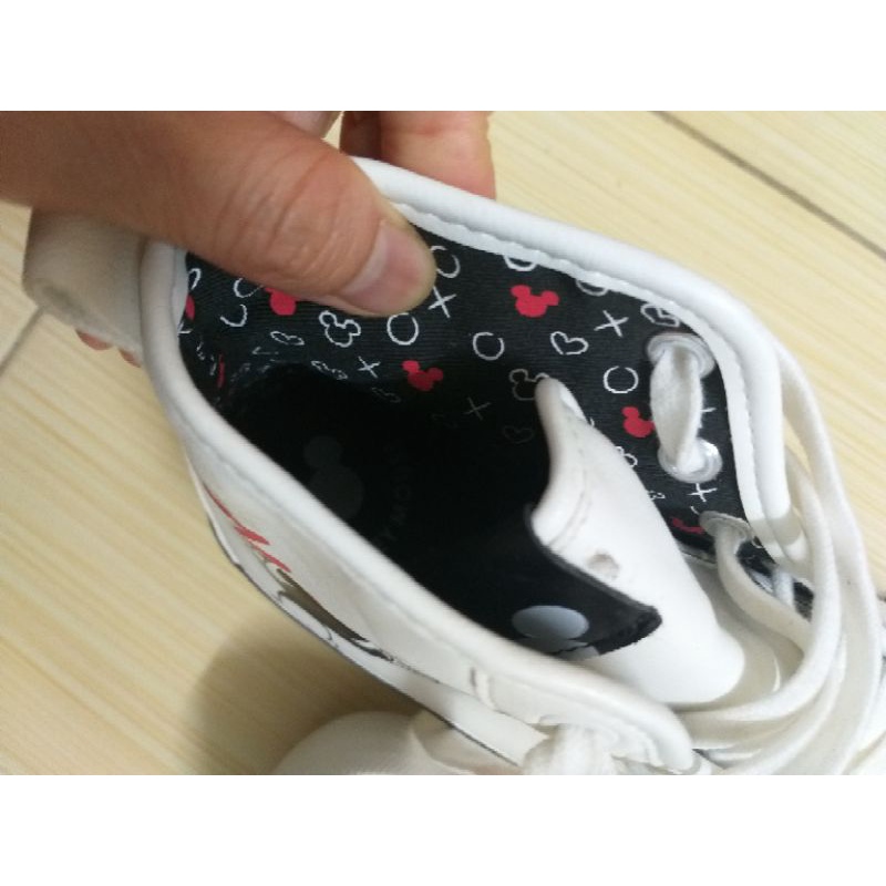 Giày hiệu Disney Mickey Mouse mới nguyên tag size 36 thanh lý