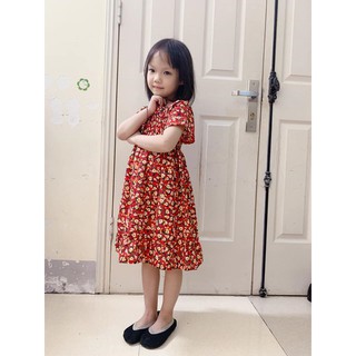 Váy hoa nhí đỏ