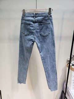 Quần jeans dài đinh tán tròn