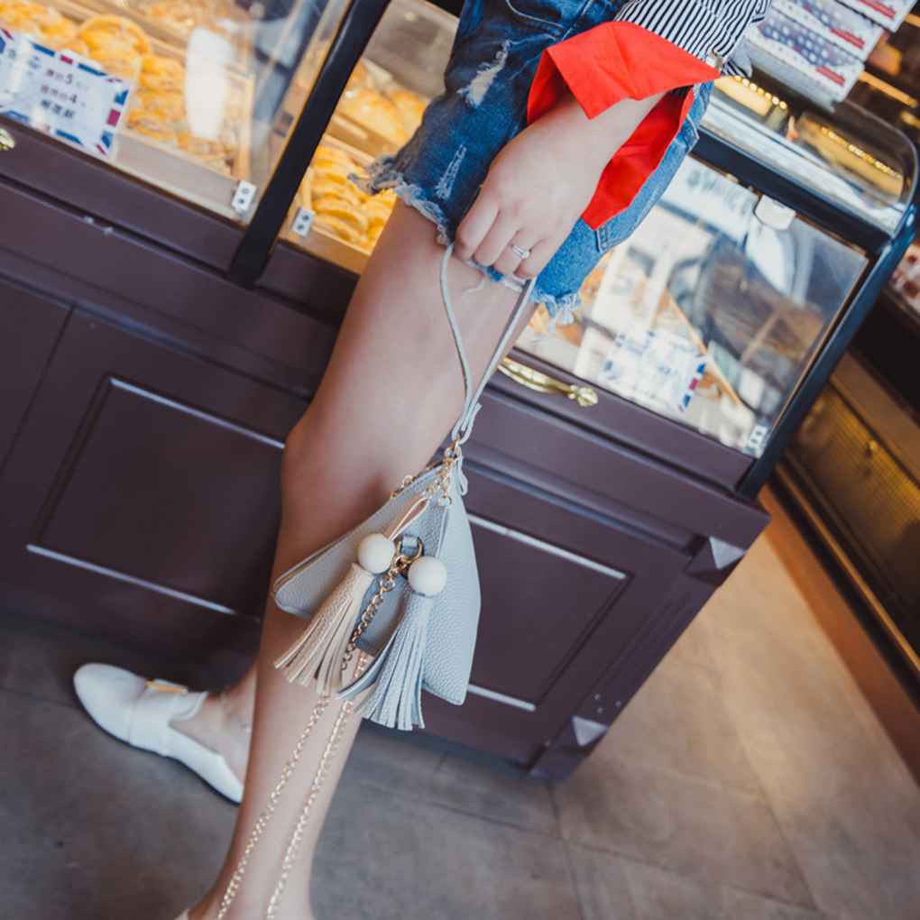 Túi đeo chéo da PU hình tam giác đính tua rua