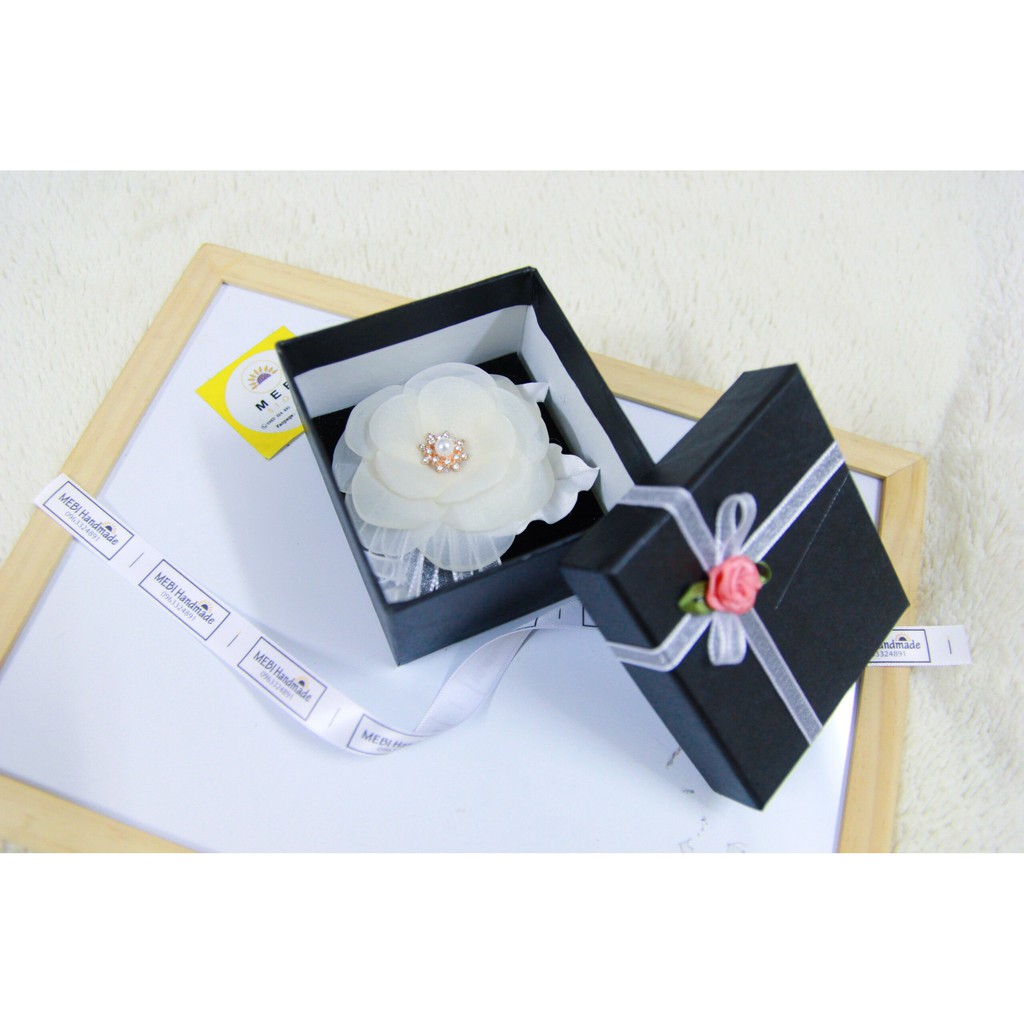(Ảnh thật 100%) Hoa cài áo handmade mẫu vải voan nhụy đá mix lá gấm và ruy băng voan siêu xinh (No box)
