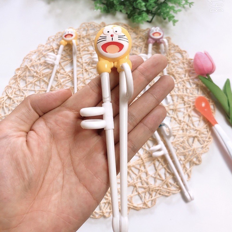Đũa tập ăn xỏ ngón hàng xuất Nhật cao cấp hình Doremon [NHADAU]