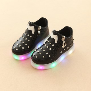 Giày thể thao có đèn LED cho bé gái