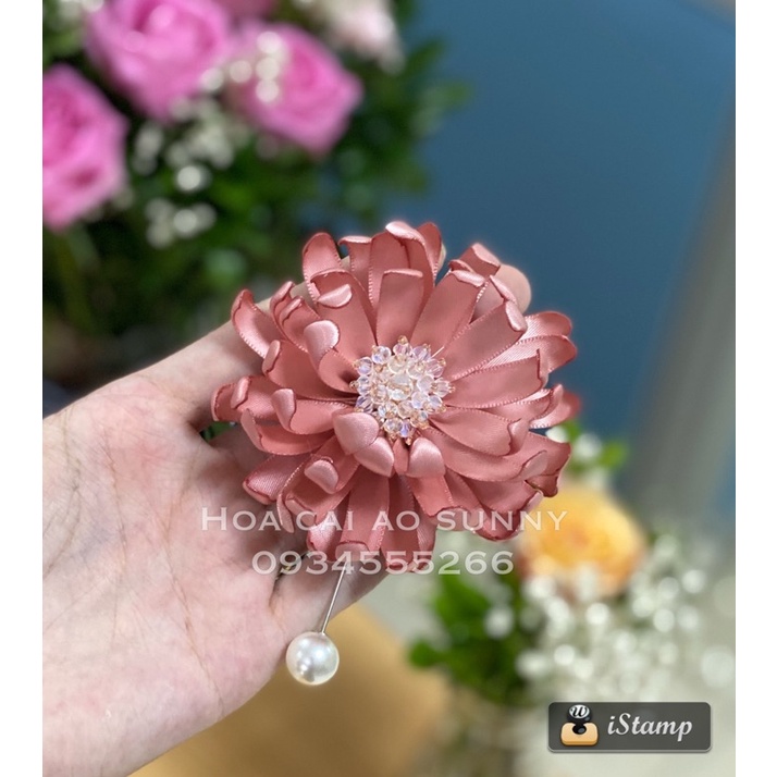 Hoa cúc satin cài áo nhuỵ ngọc siêu đẹp