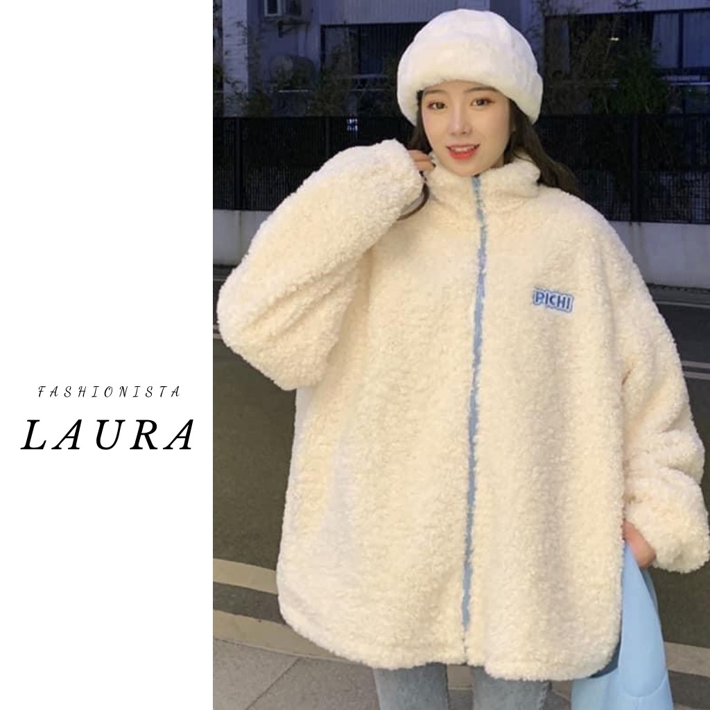 Áo khoác lông cừu màu trắng logo ngực Laura Boutique - Áo khoác cổ cao lông cừu dáng rộng màu be trắng