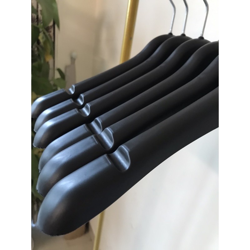móc treo quần áo-mắc nhựa nữ màu đen vai to có thiết có rãnh chống trượt ở vai