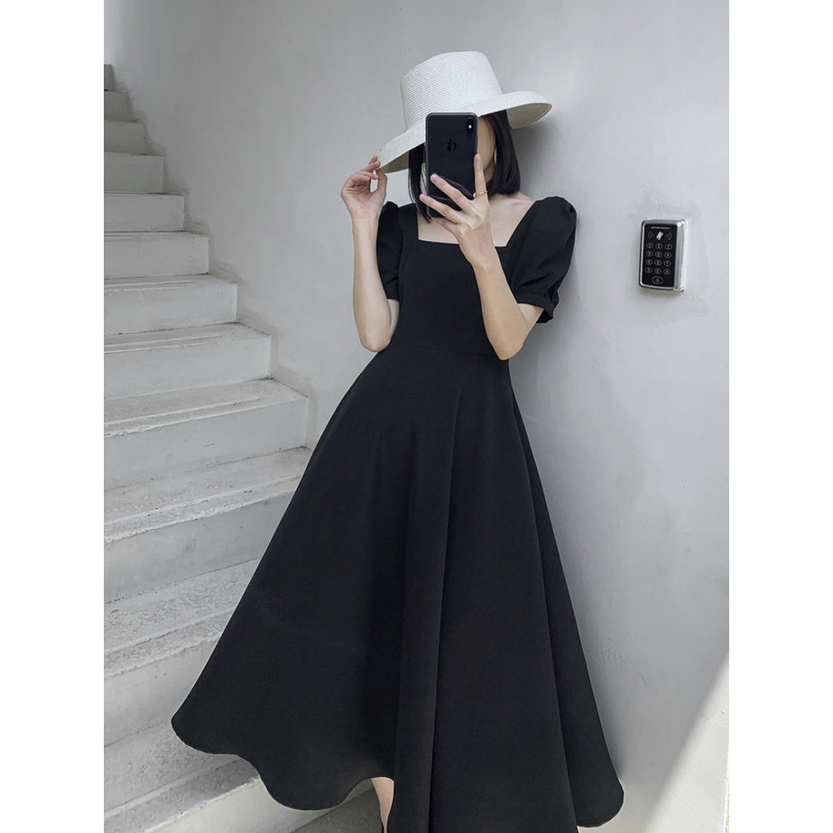 1Chiếc váy phong cách cổ điển Hepburn thắt lưng và chiếc váy dài cổ vuông mảnh mai.