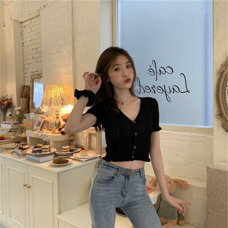 Áo Croptop Jennie cổ tim cài khuy gỗ ngắn tay