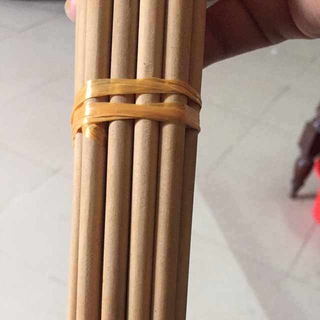 Đũa Kim Giao là loại đũa được làm từ gỗ kim giao rất chắc và bền  cây kim giao được trồng ở Cát Bà, các tỉnh phía bắc 