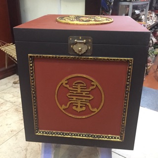 Hộp tráp gỗ sơn mài giả cổ, nắp chạm khắc hình con rồng ( 30 x 30 x 34cm)