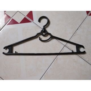 Combo 20 chiếc móc áo nhựa đen cổ xoay
