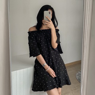 Đầm bẹt vai chấm bi, thiết kế